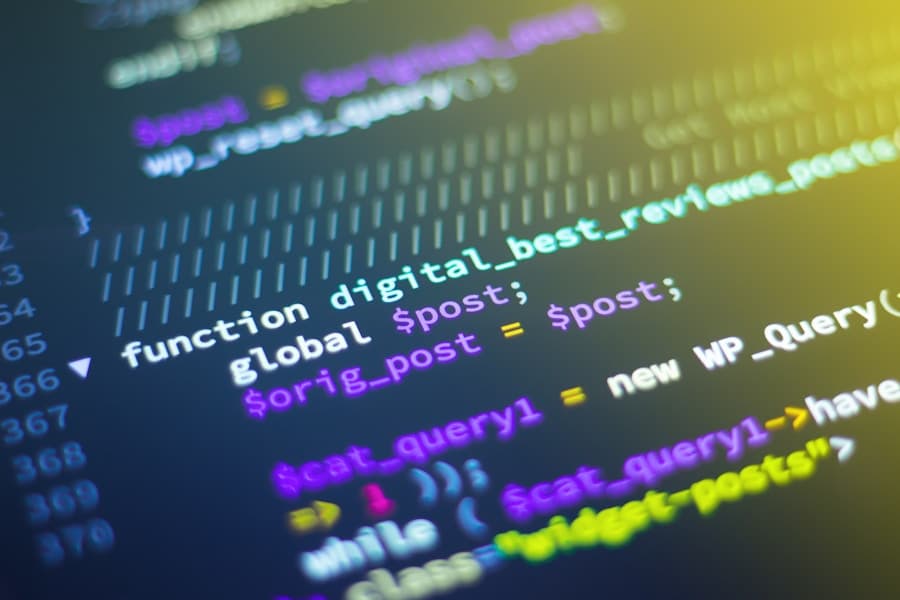 Développeur corrigeant du code sur écran
