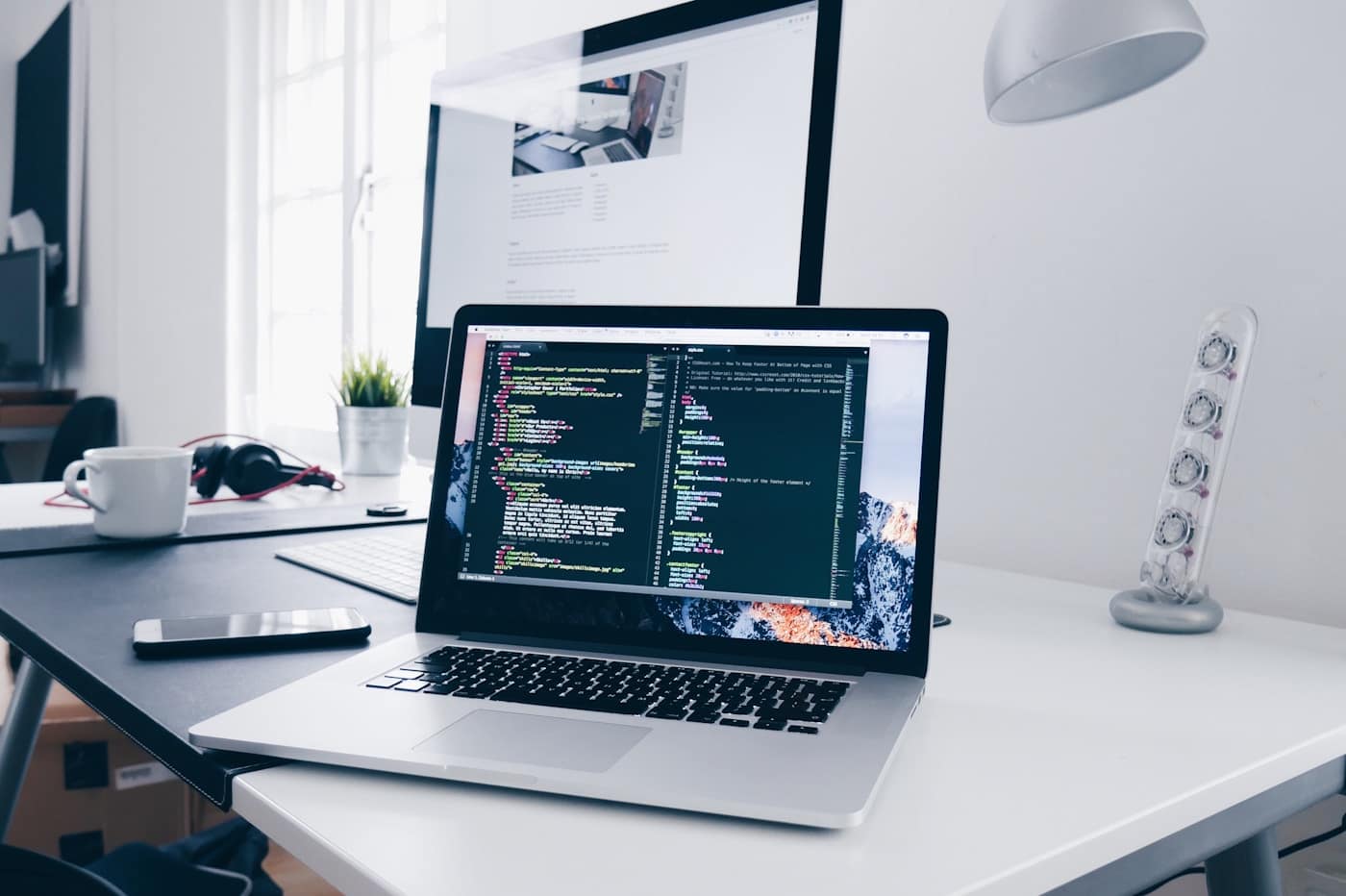 Espace de travail développeur avec écran de code