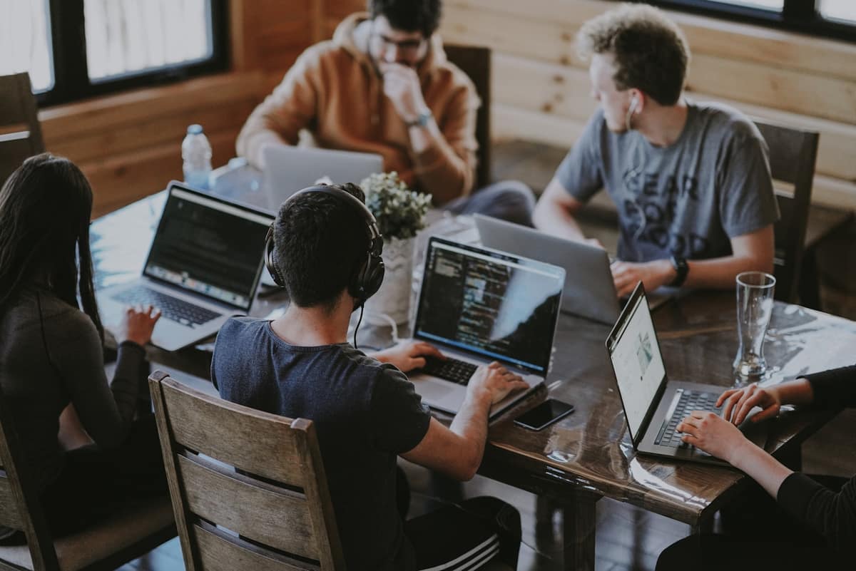 Équipe en collaboration autour d'un ordinateur portable